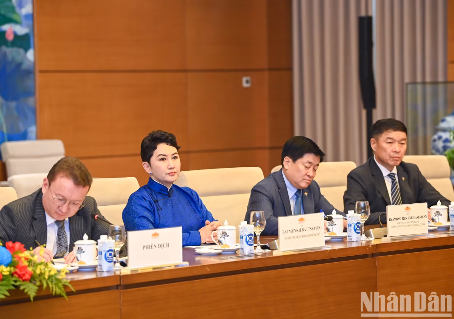 蒙古国总统乌赫那·呼日勒苏赫随同人员出席会见。