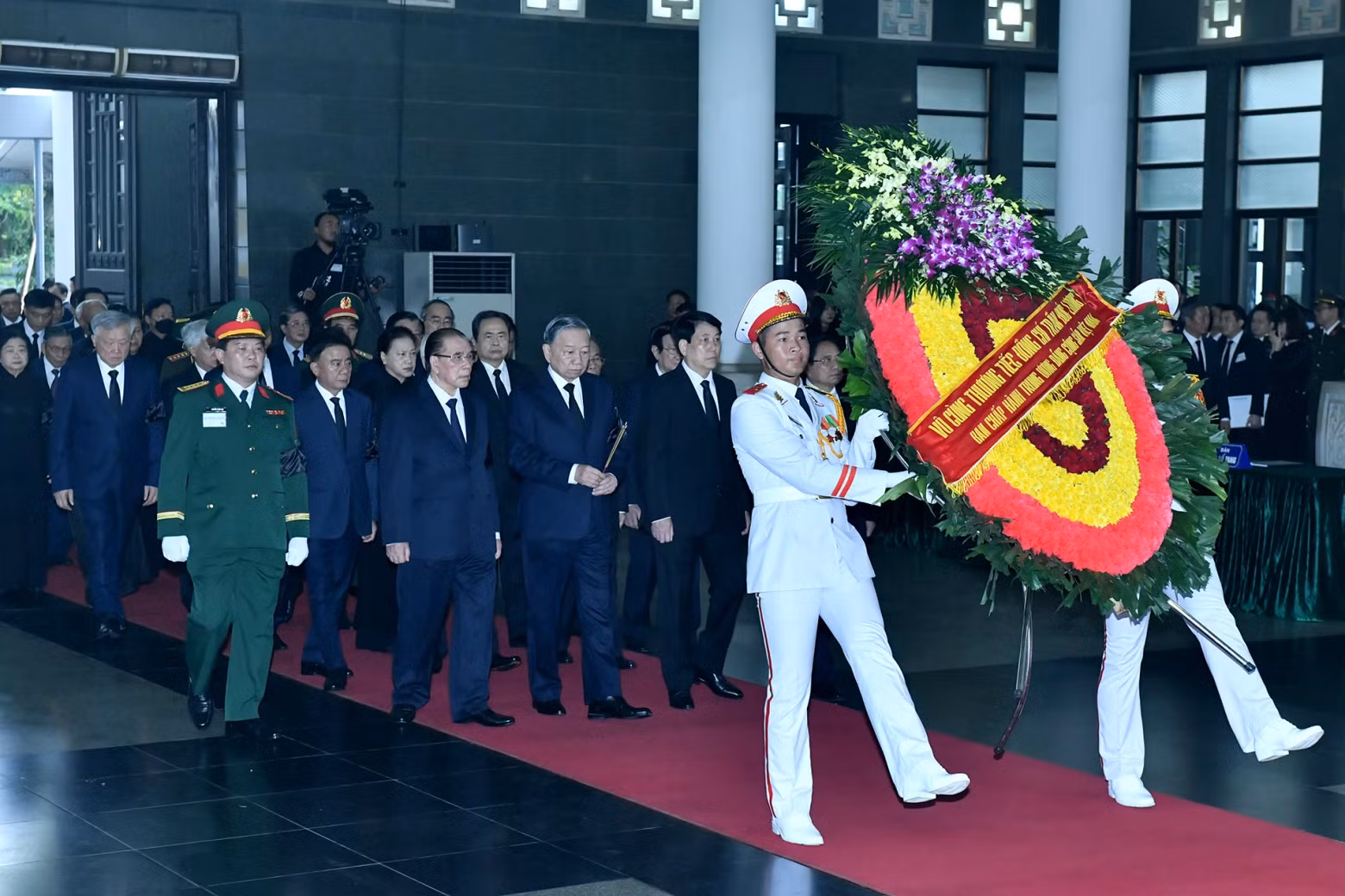 越共中央委员会代表团吊唁原国家主席陈德良逝世。