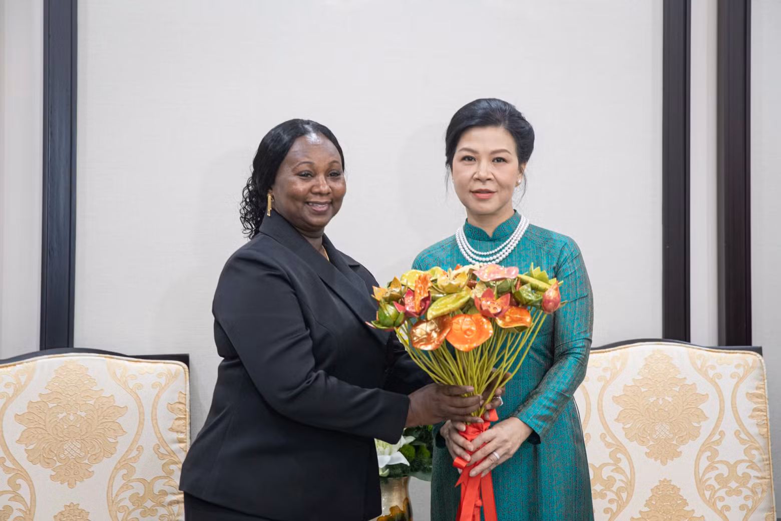 越共中央总书记、国家主席苏林夫人吴芳璃向几内亚比绍总统夫人送礼物。 越共中央总书记、国家主席苏林夫人吴芳璃向几内亚比绍总统夫人送礼物。