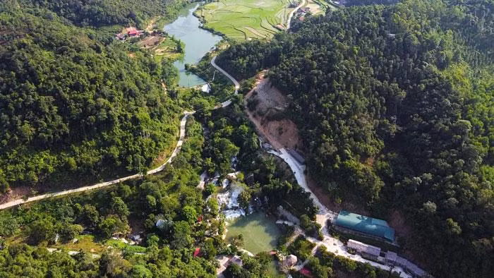 登莫瀑布发源于石灰岩洞穴的地下水源，流经平嘉县蒙恩乡。