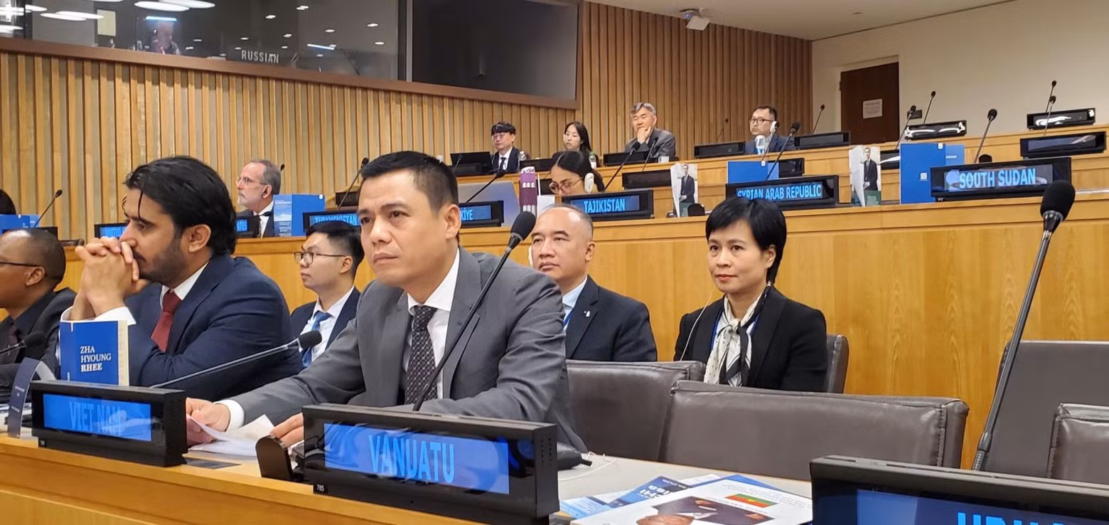 越南驻联合国代表团团长邓黄江大使出席会议。(图片来源:越通社) 越南驻联合国代表团团长邓黄江大使出席会议。(图片来源:越通社)