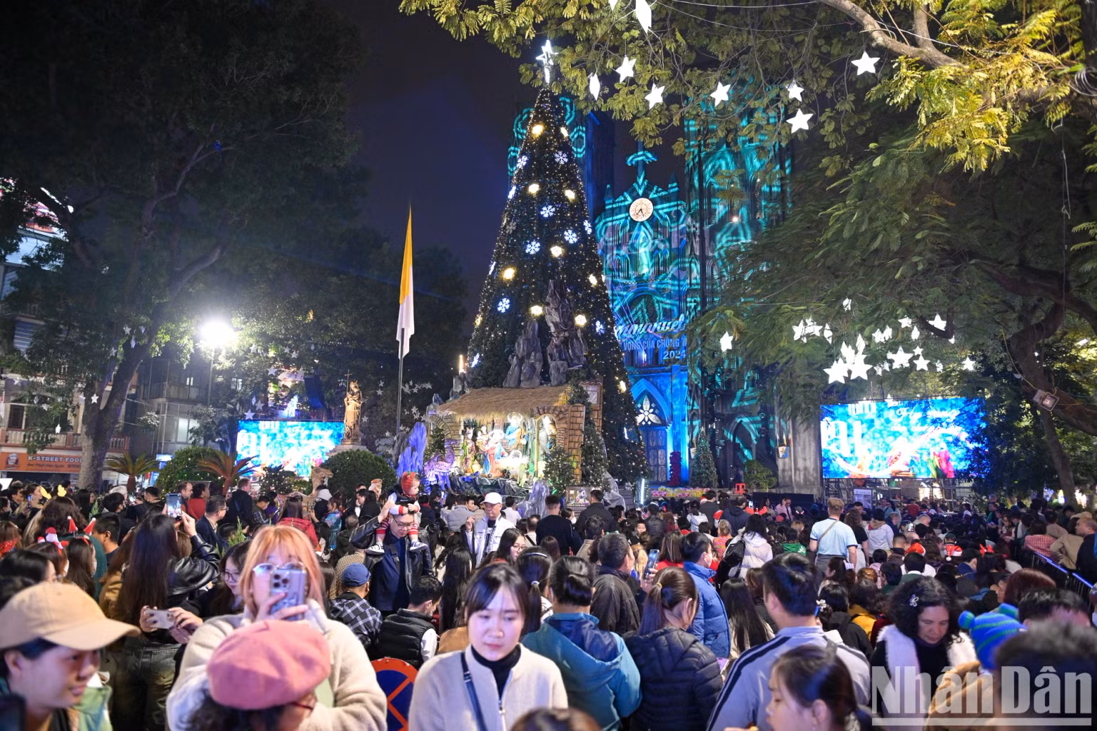 人们聚集在大教堂，共同庆祝一个温馨祥和的圣诞节。