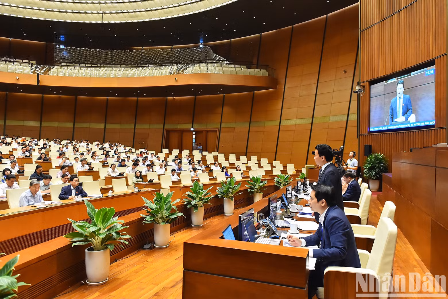 邓国庆部长回答质询。 邓国庆部长回答质询。