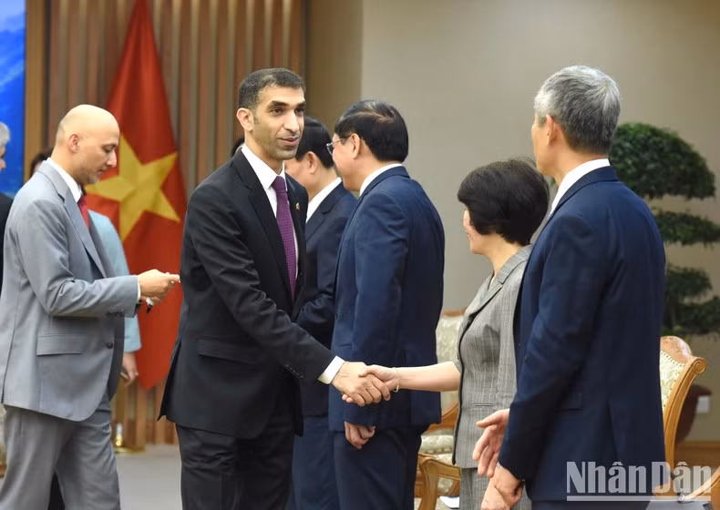 阿联酋外贸国务部长塔尼·本·艾哈迈德·阿尔·泽尤迪博士和越南政府各部委代表。