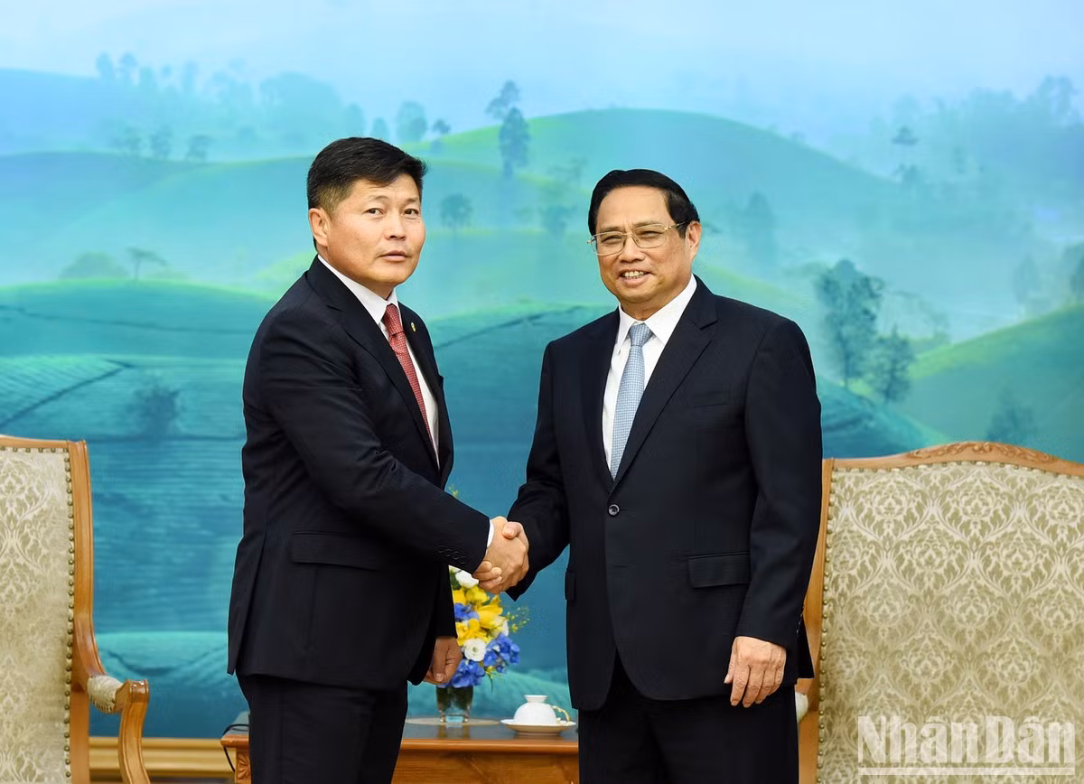 越南政府总理范明正和蒙古国法律内务部长尼亚木巴特尔。