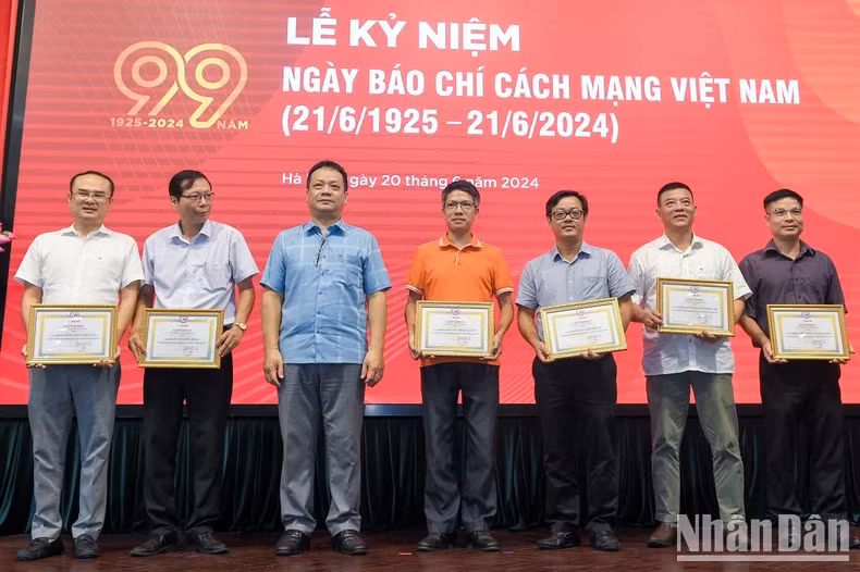 《人民报》社新闻工作者分会向2023年在新闻工作业务和工作中取得优秀成绩的8个集体代表授予奖状。