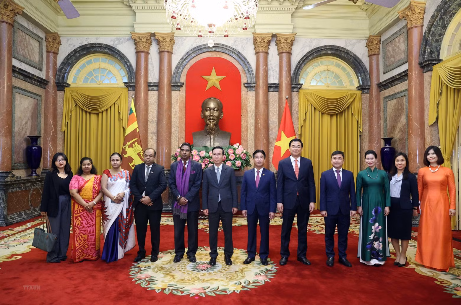 国家主席武文赏、斯里兰卡驻越南大使萨吉瓦·乌曼加·门迪斯及出席递交仪式的代表合影。
