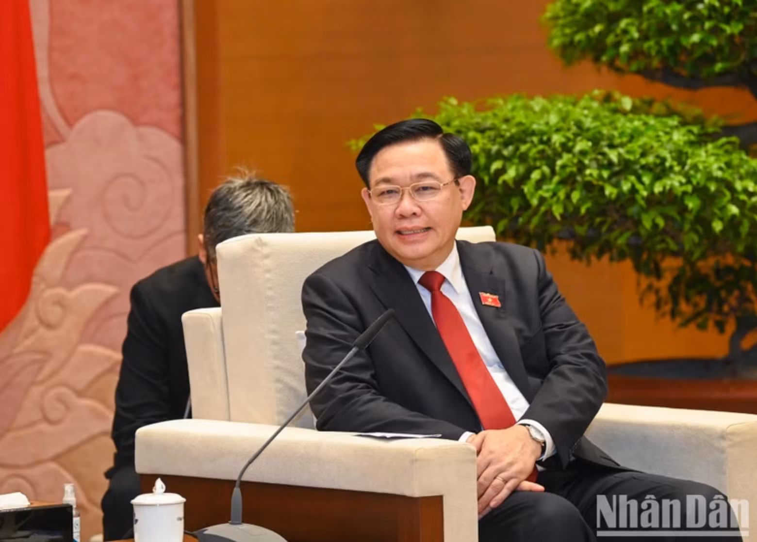 越南国会主席王廷惠在会见中发表讲话。
