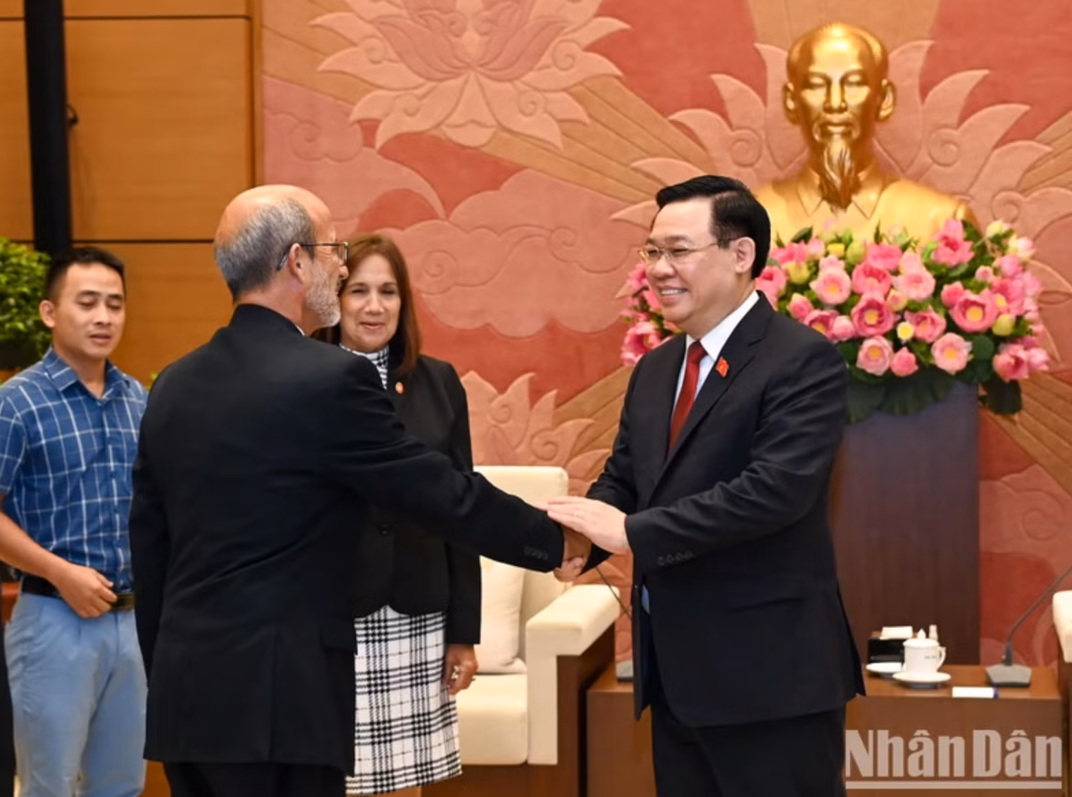 国会主席王廷惠和古巴全国人民政权代表大会代表团团员。