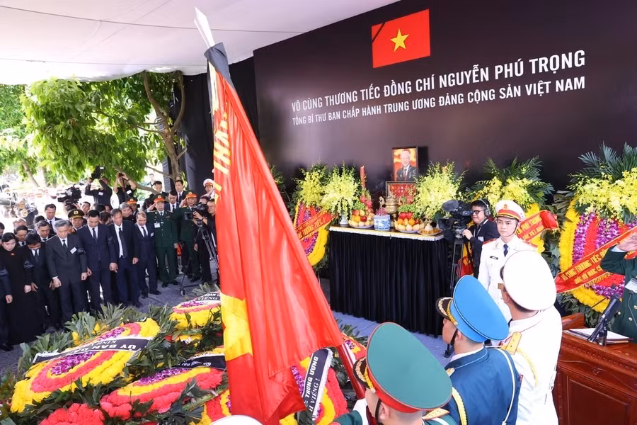 越共中央总书记阮富仲安葬仪式。 越共中央总书记阮富仲安葬仪式。