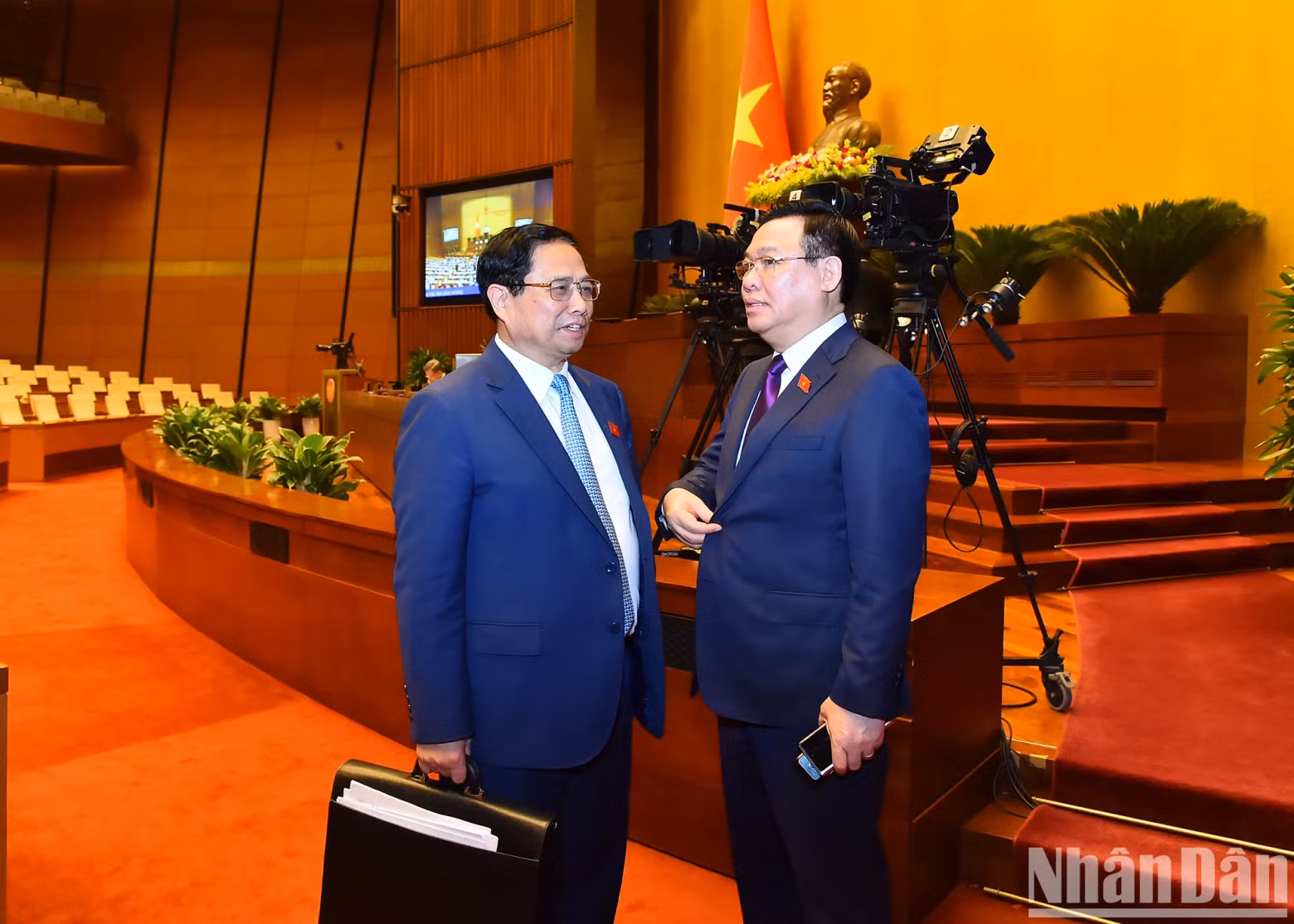 政府总理范明正和国会主席王廷惠在会议期间交谈。 政府总理范明正和国会主席王廷惠在会议期间交谈。