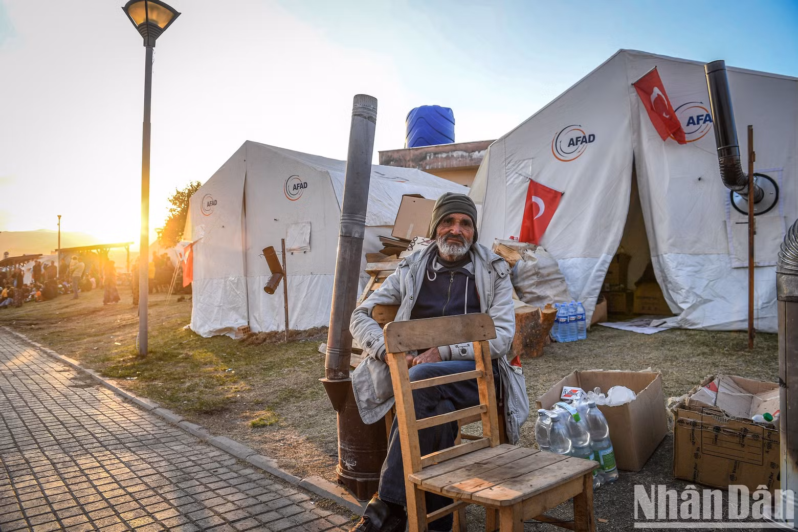 一名土耳其男人每天站在帐篷前,看着他已倒塌的房子。大地震的恐怖记忆至今仍令他震惊。 一名土耳其男人每天站在帐篷前,看着他已倒塌的房子。大地震的恐怖记忆至今仍令他震惊。