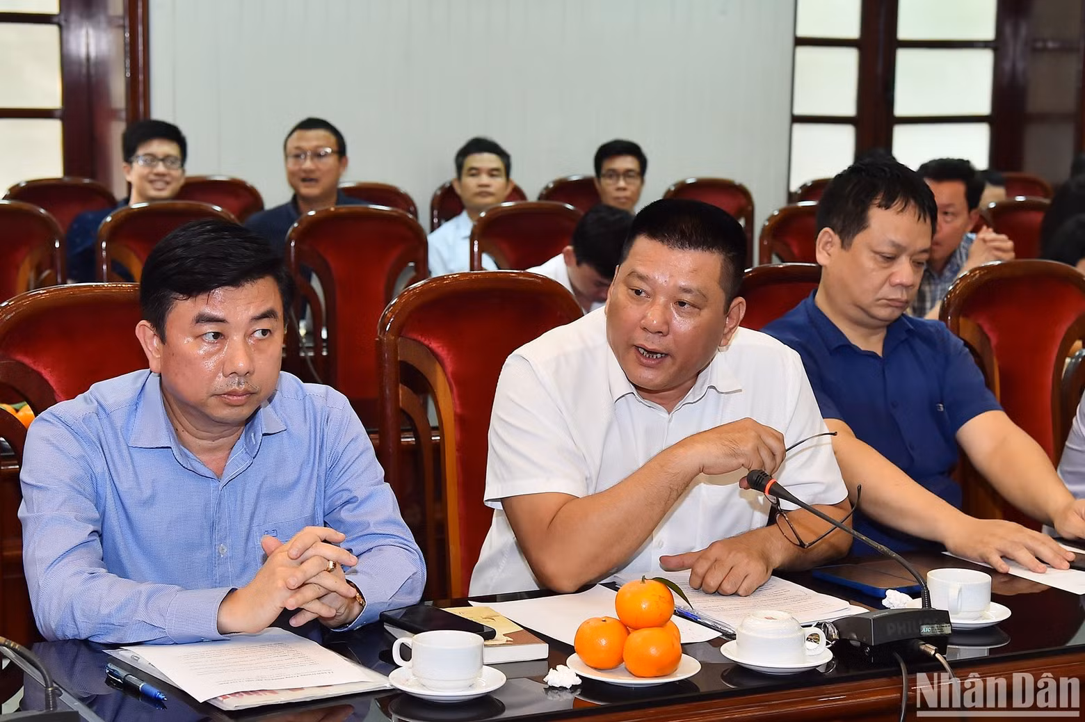 《人民报》社网络部主任阮玉青（白衣）主持座谈会。