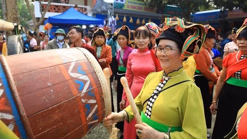 奠边县各民族人民共庆庙会盛况。