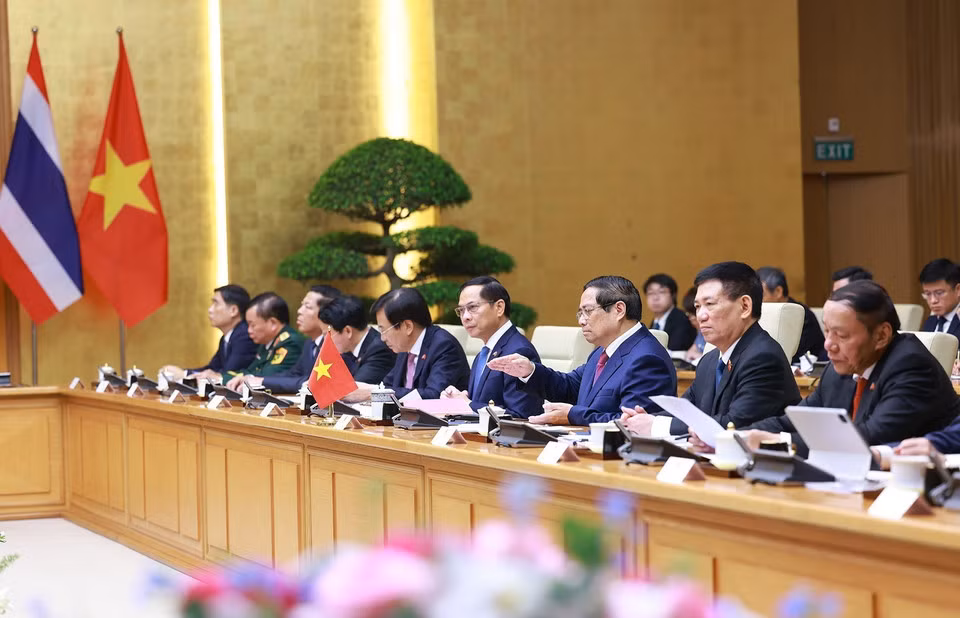 范明正总理在会议上发表讲话。