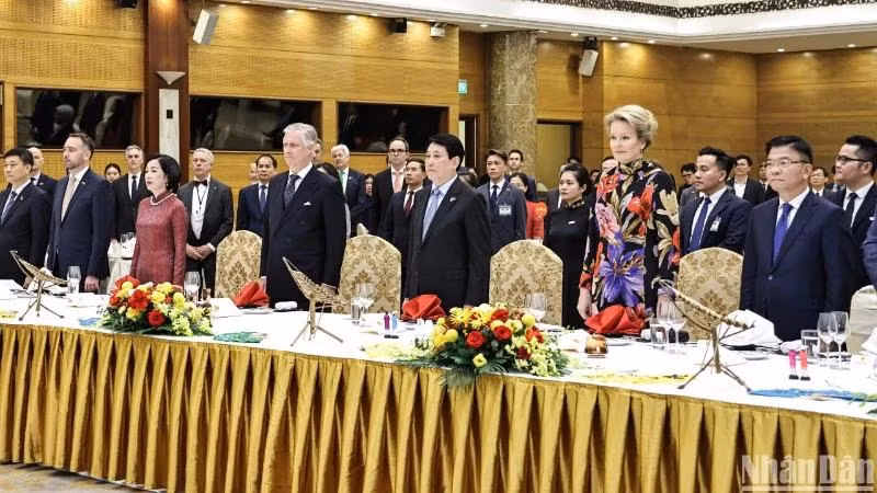 越南国家主席梁强及夫人与比利时国王菲利普及夫人出席招待会。