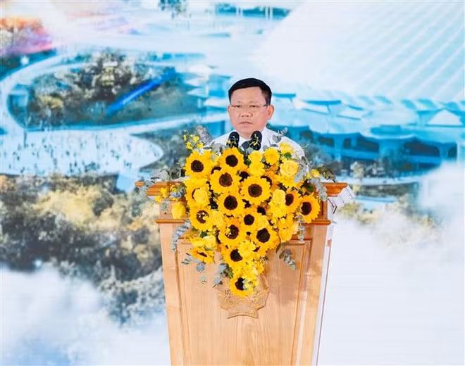 清化省人民委员会常务副主席阮文诗在奠基仪式上发表讲话。（图片来源：越通社）