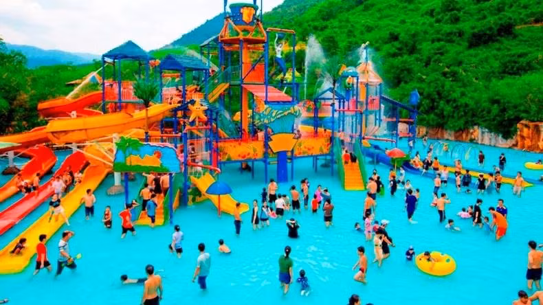 水上乐园一直是孩子们最喜欢的地方。 水上乐园一直是孩子们最喜欢的地方。