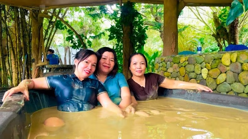 温泉泥浴和健康护理服务始终吸引大量游客。 温泉泥浴和健康护理服务始终吸引大量游客。