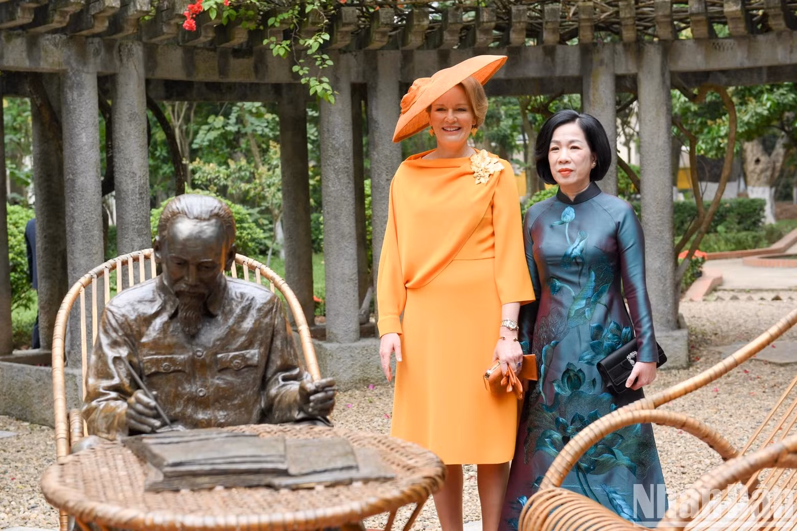 阮氏明月夫人和玛蒂尔德王后参观胡伯伯遗迹区。