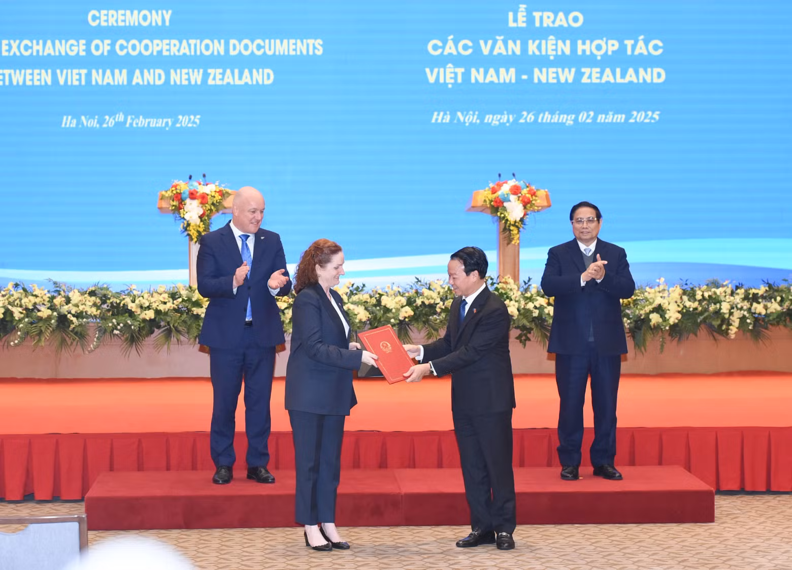 越南政府总理范明正与新西兰总理克里斯托弗•卢克森共同见证越南自然资源与环境部和新西兰外交贸易部气候变化合作谅解备忘录互换仪式。