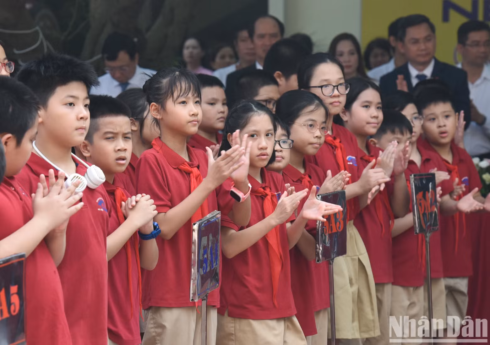 阮廷炤初中学校的学生喜迎新学年。