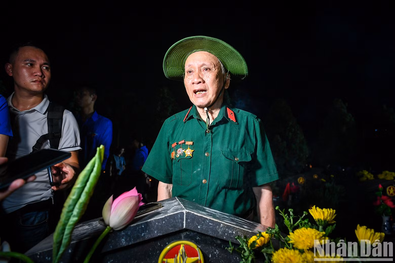 今年78岁的老战士阮世玉每年都来到这里上香缅怀各位英雄烈士及其家属。
