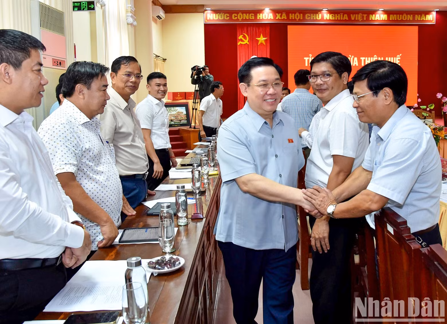 国会主席王廷惠与出席会议的各位代表。