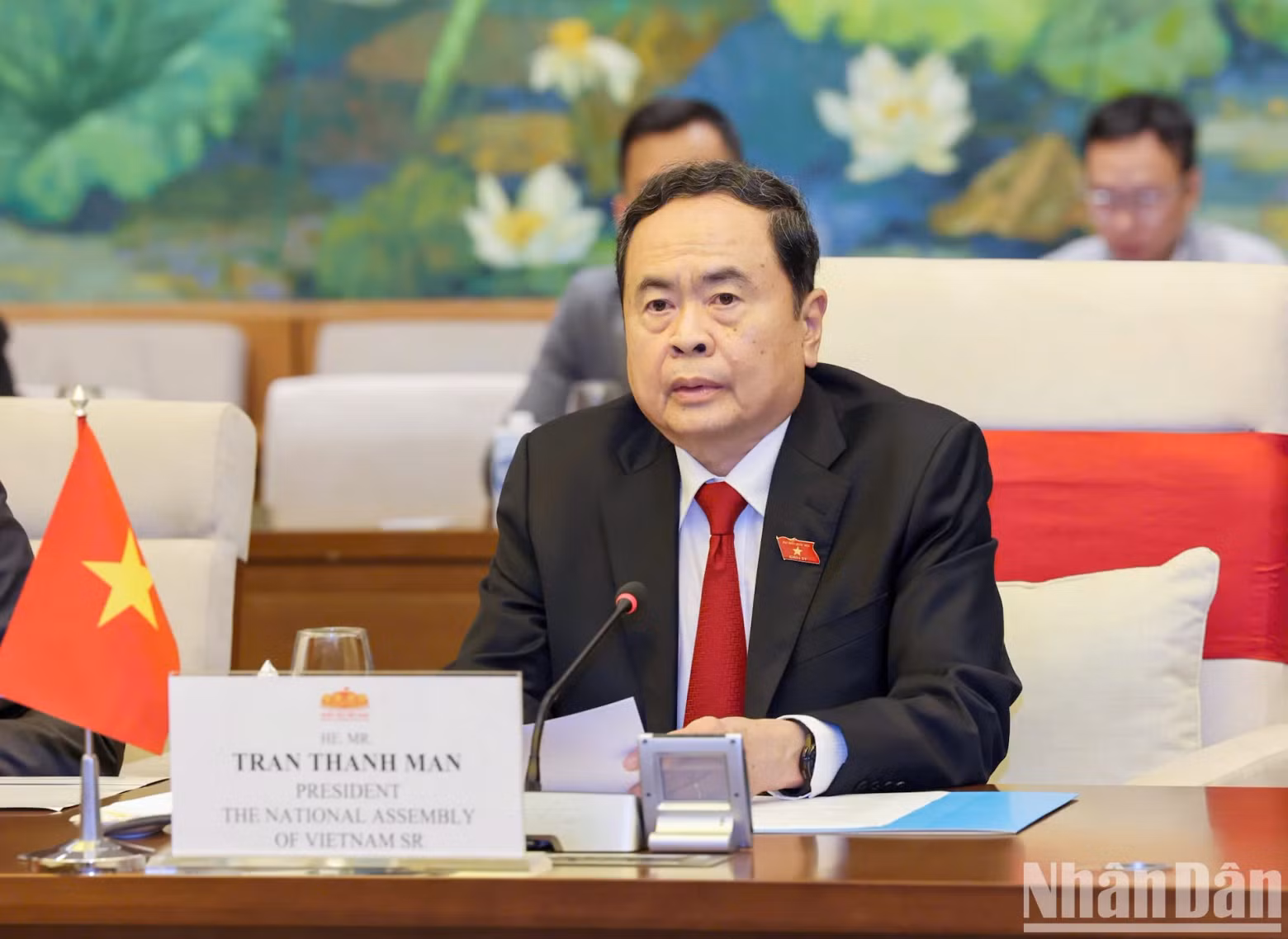 越南国会主席陈青敏会见保加利亚总统鲁门·拉德夫时发表讲话。