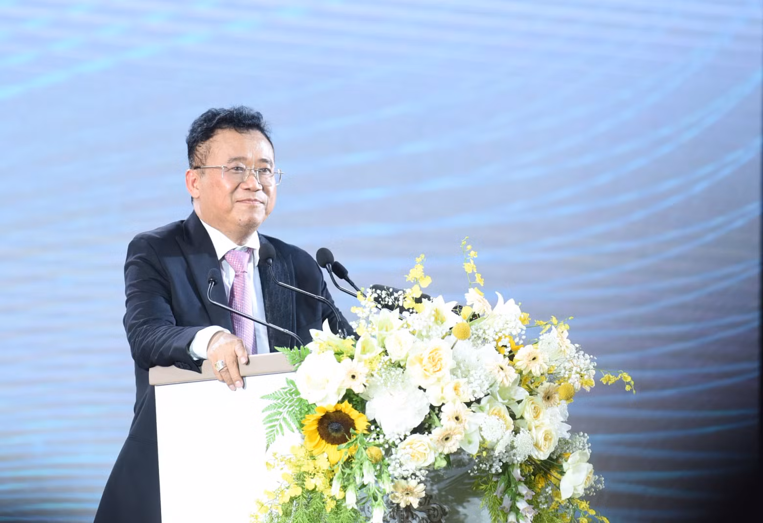 与会代表发表讲话。
