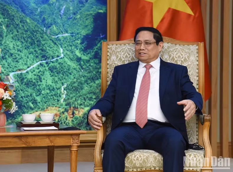 越南政府总理范明正在会见柬埔寨副首相涅沙文时发表讲话。