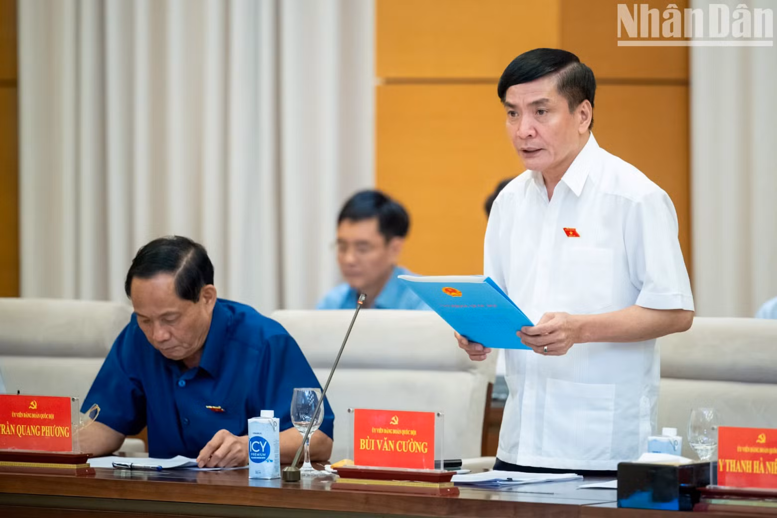 国会秘书长、国会办公厅主任裴文强在会上作报告。