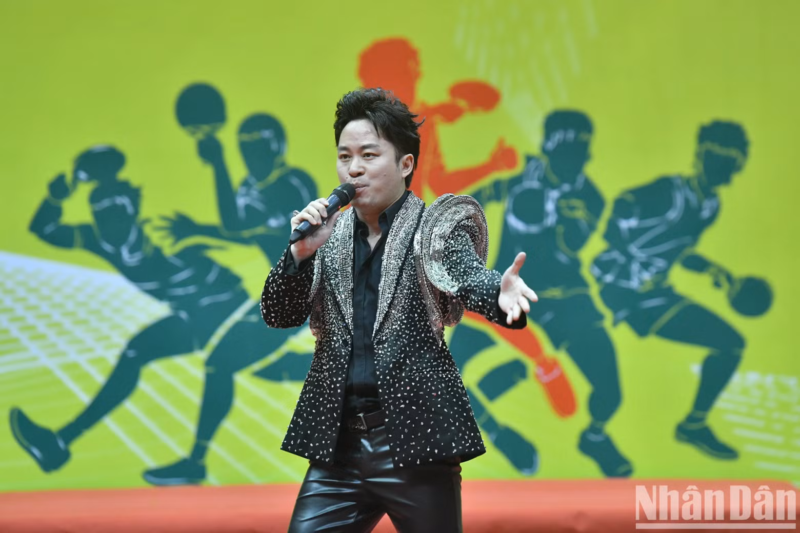 男歌手松阳在开幕式上表演三首歌曲。