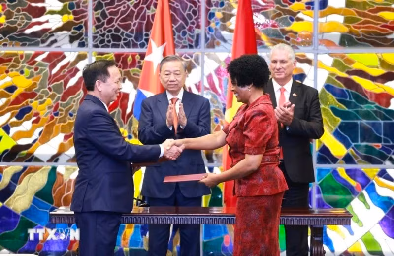 越共中央总书记、国家主席苏林和古共中央第一书记、古巴国家主席米格尔·迪亚斯-卡内尔·贝穆德斯出席越南国家银行与古巴中央银行合作文件签字仪式。（图片来源：越通社）