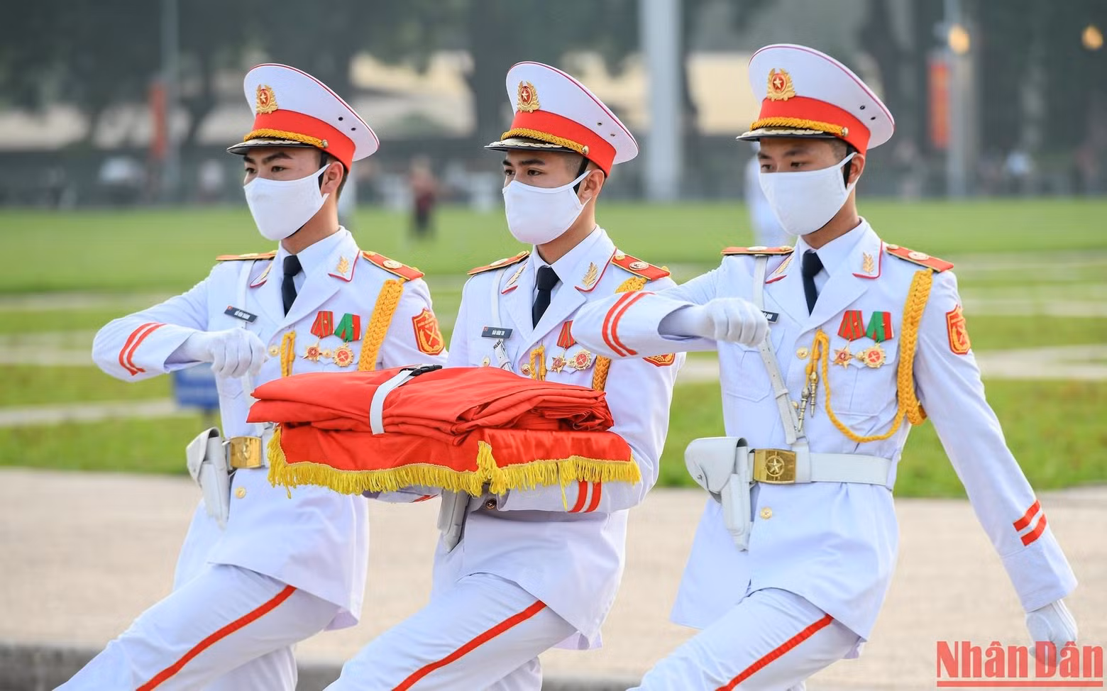 标兵战士准备进行升旗仪式。