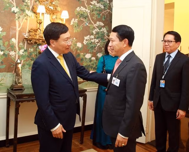 政府常务副总理范平明与老挝外交部部长沙伦赛·贡马西。（图片来源：VGP）