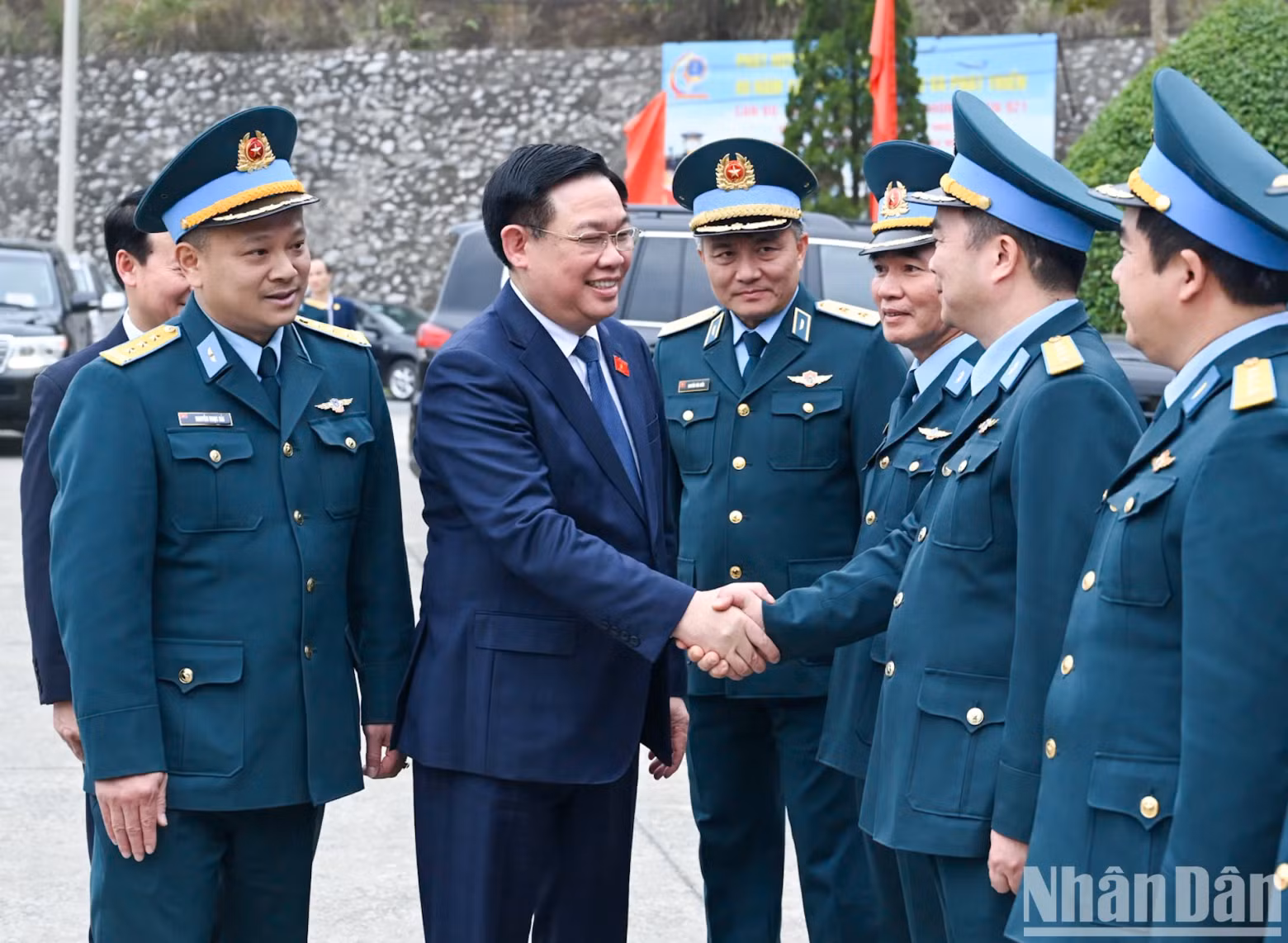 国会主席王廷惠和921号空军团的干部、战士。 国会主席王廷惠和921号空军团的干部、战士。