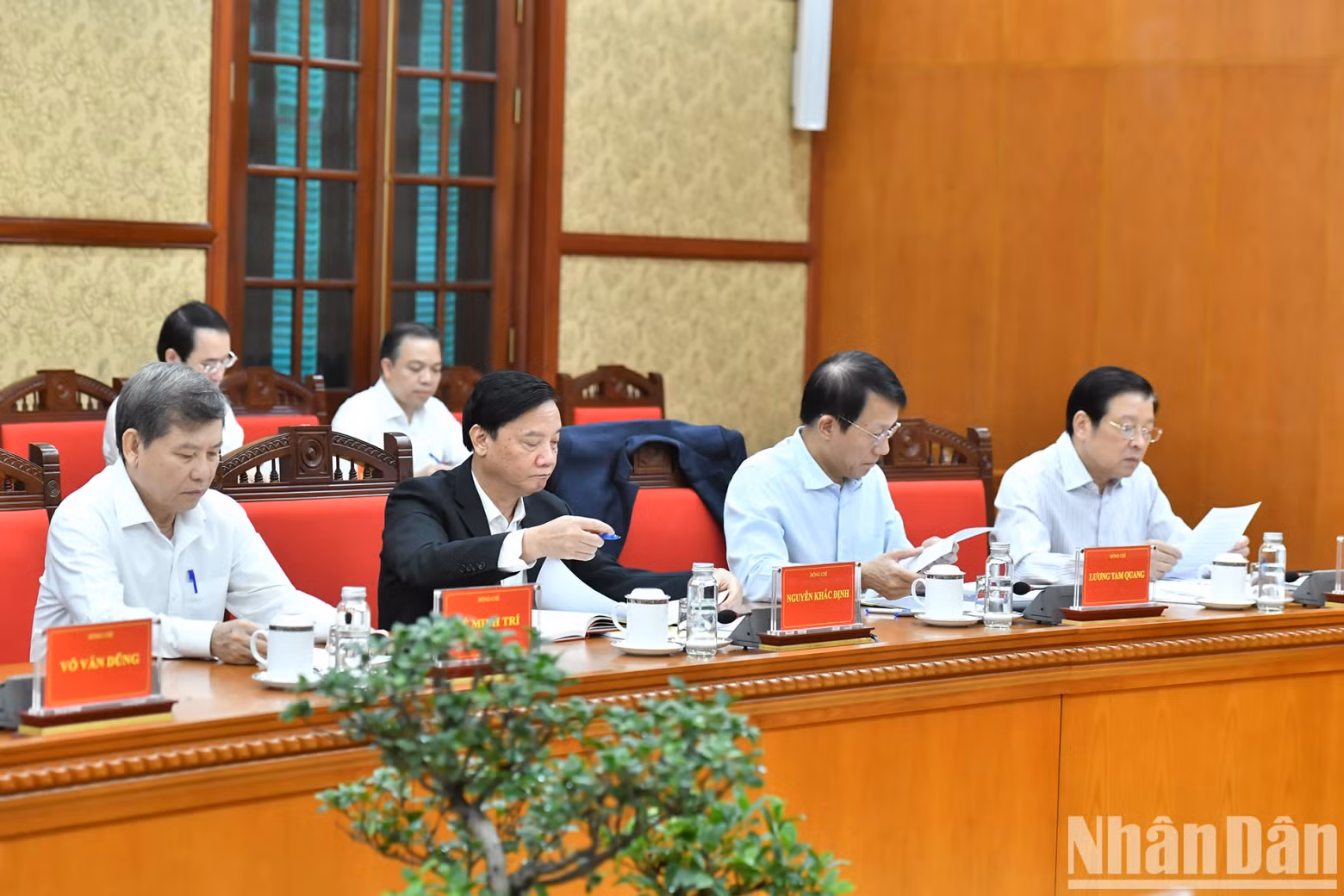 中央反腐败反消极指导委员会常委会委员出席会议。