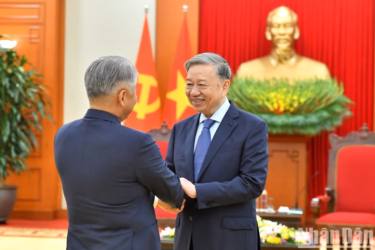 越共中央总书记苏林会见蒙古国食品、农业和轻工业部长、越南与蒙古国政府间联合委员会蒙方主席扎丹巴·恩赫巴亚尔。 越共中央总书记苏林会见蒙古国食品、农业和轻工业部长、越南与蒙古国政府间联合委员会蒙方主席扎丹巴·恩赫巴亚尔。