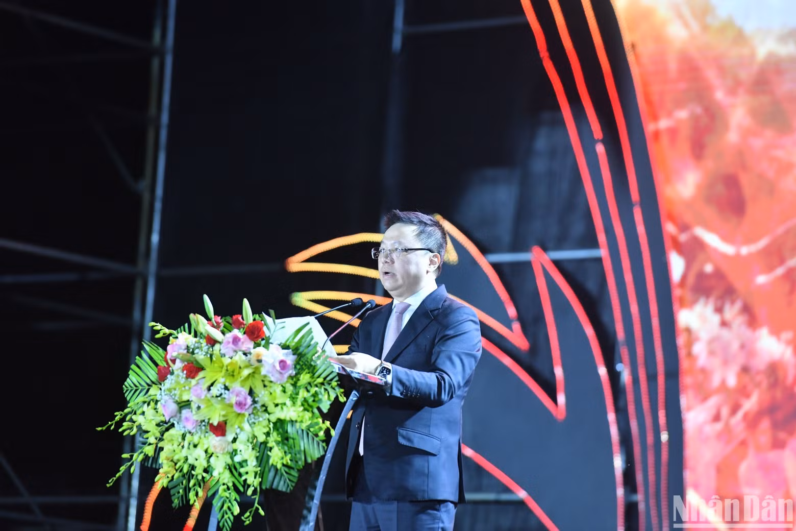越共中央委员、《人民报》社总编辑、中央宣教部副部长、越南新闻工作者协会主席黎国明发表讲话。