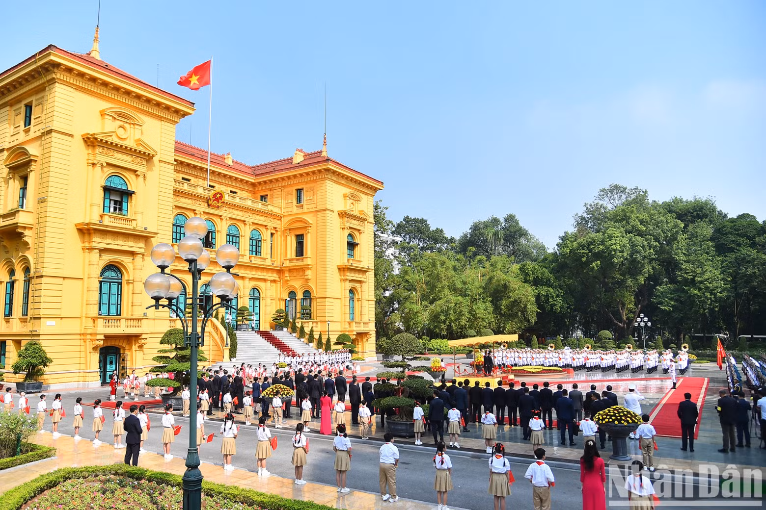 越南政府总理范明正举行仪式，欢迎来越访问的中国国务院总理李强。