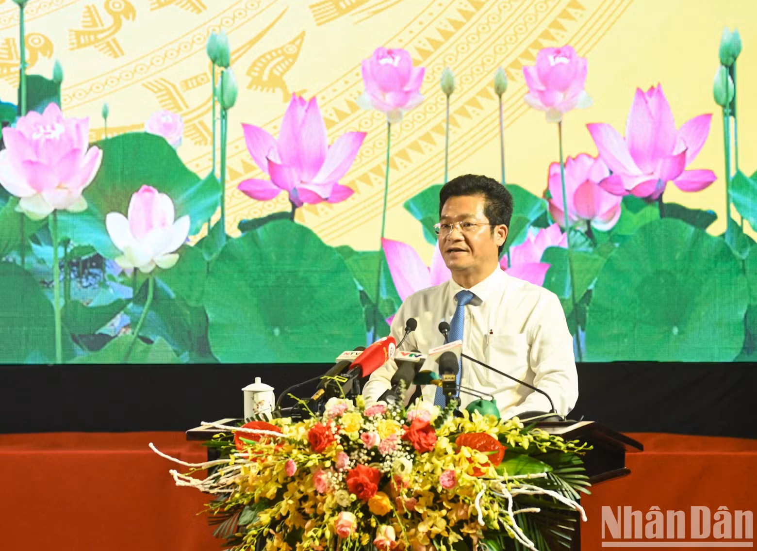 南定省人民委员会常务副主席陈英勇在会上发表讲话。