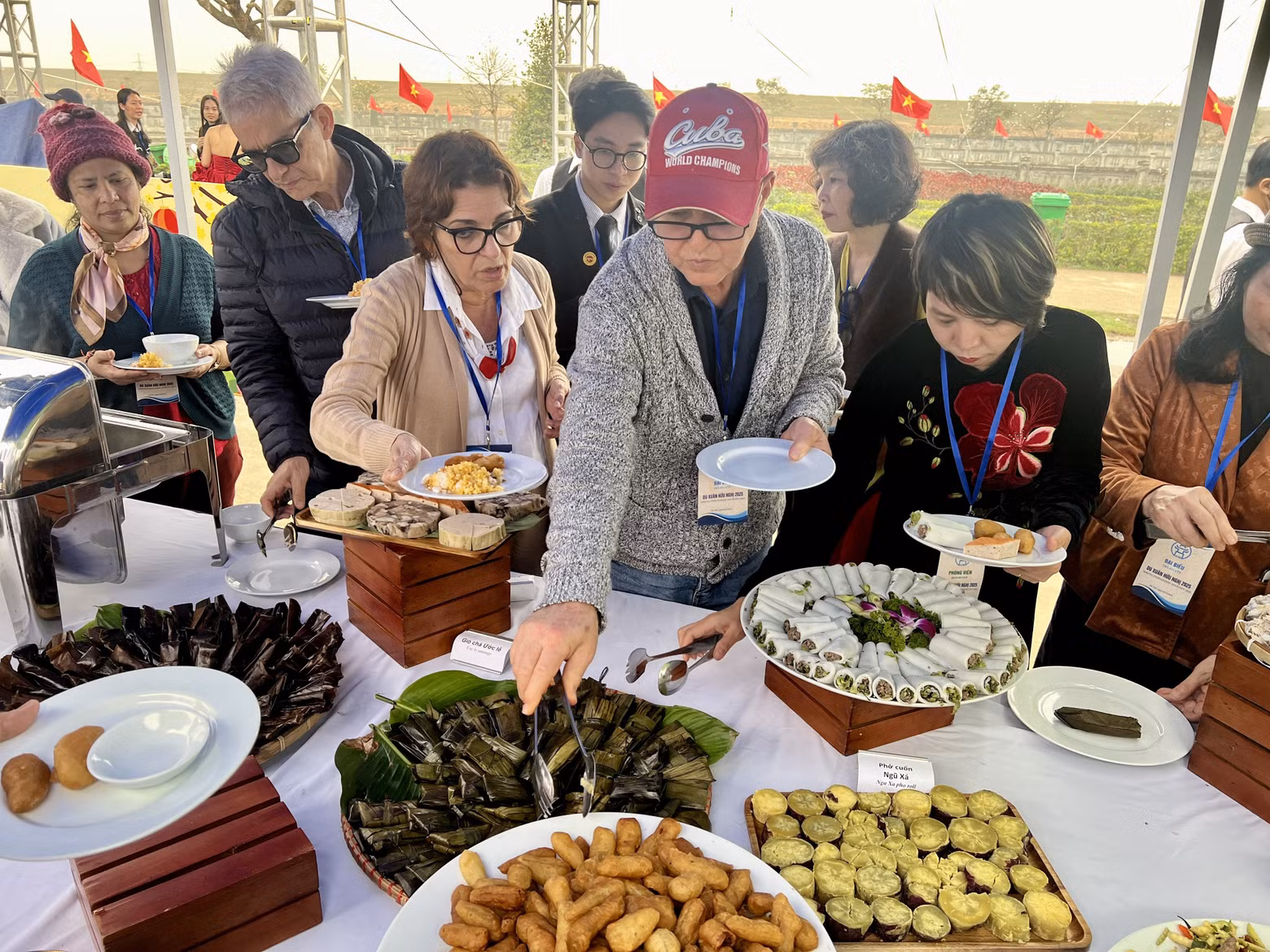各位国际代表品尝越南的传统美食。