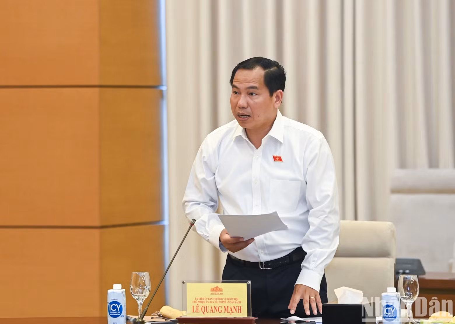 国会金融财政委员会主任黎光孟在会上作报告。