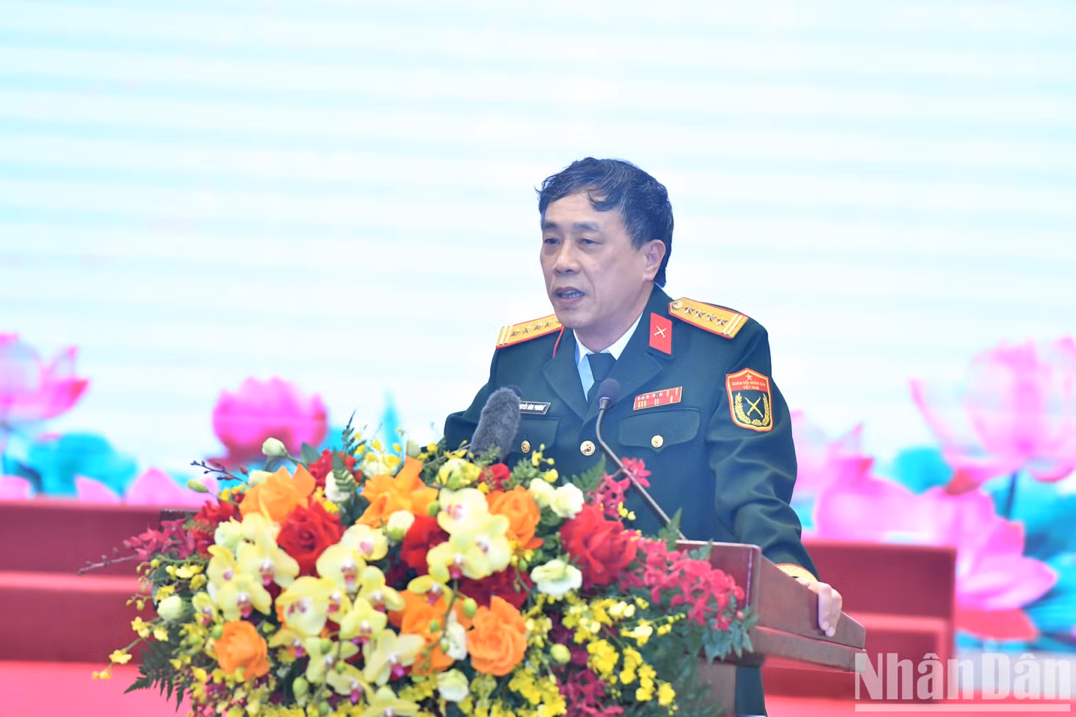 与会代表发表讲话。