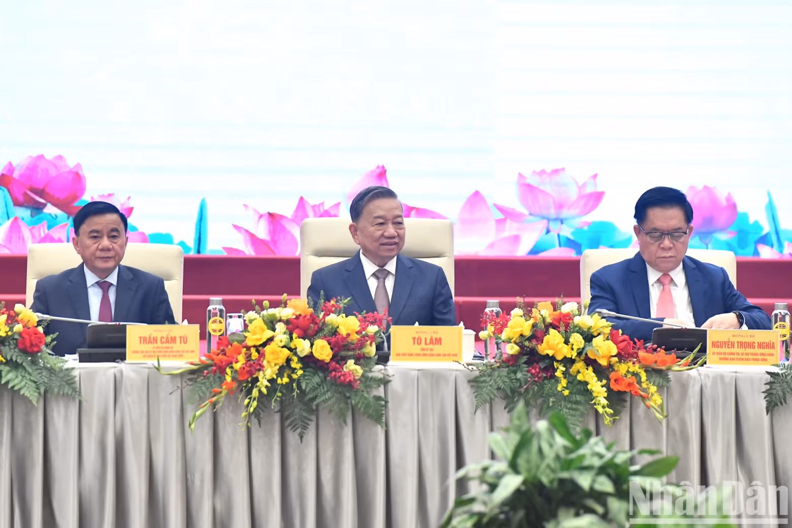 越共中央总书记苏林，党和国家领导在河内与全国文学艺术工作者代表会面。