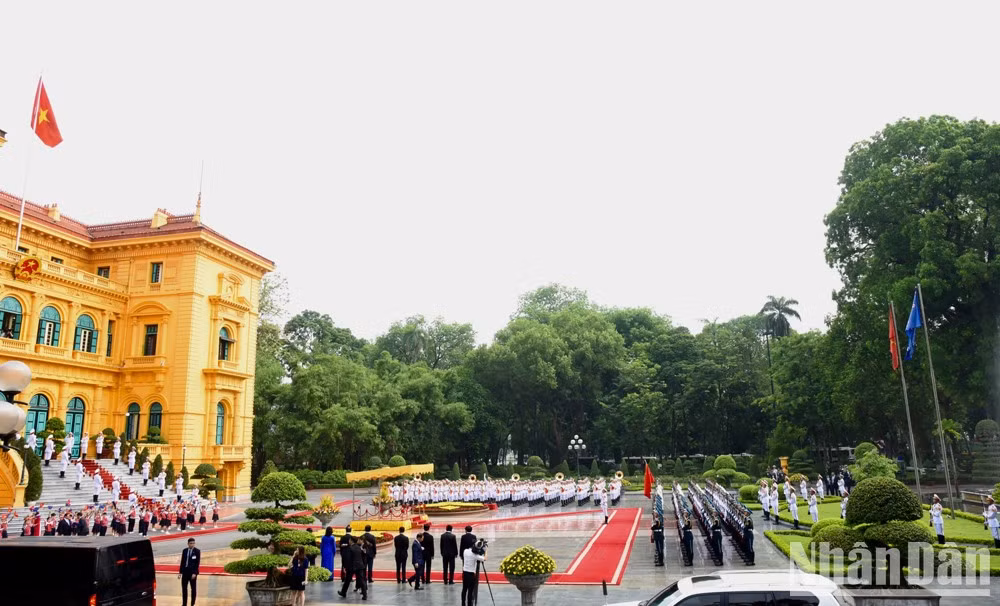 政府总理范明正在主席府主持仪式，欢迎澳大利亚总理安东尼·阿尔巴尼斯。