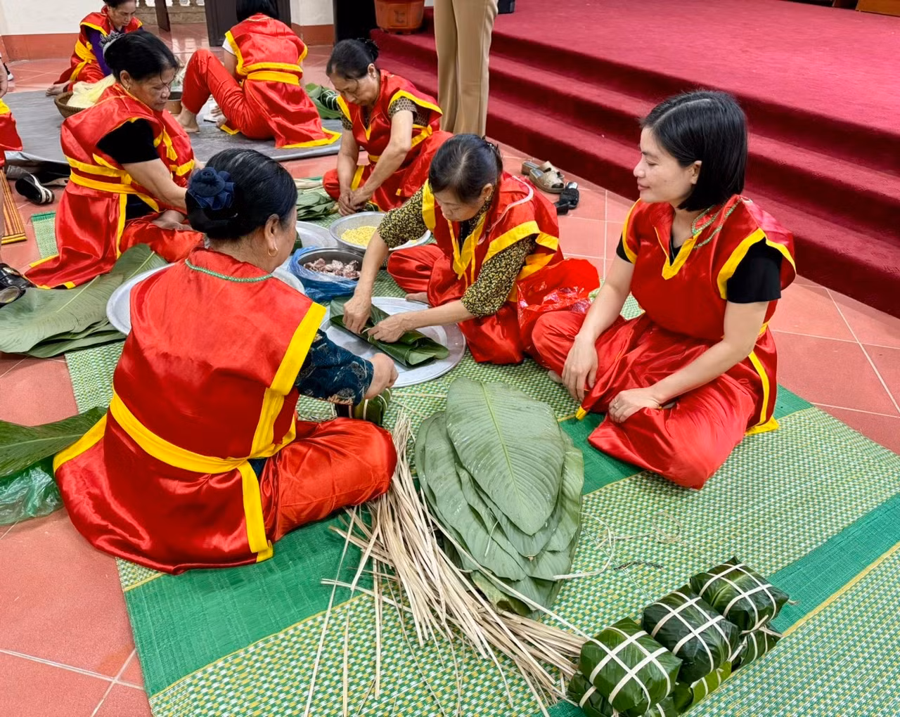 此前，明农坊人民举行包粽子舂糍粑比赛，敬献各位雄王。
