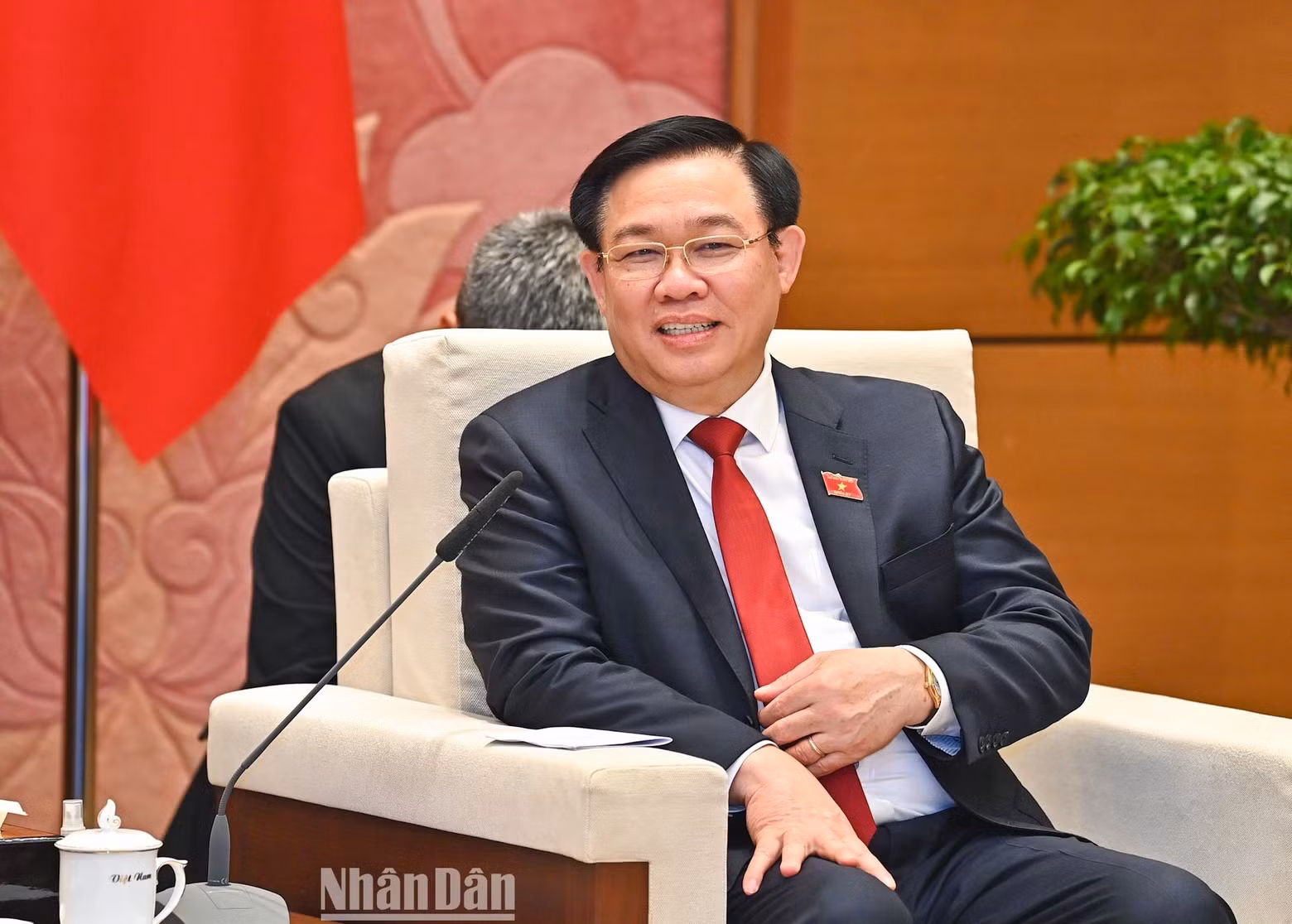 国会主席王廷惠在会见时发表讲话。