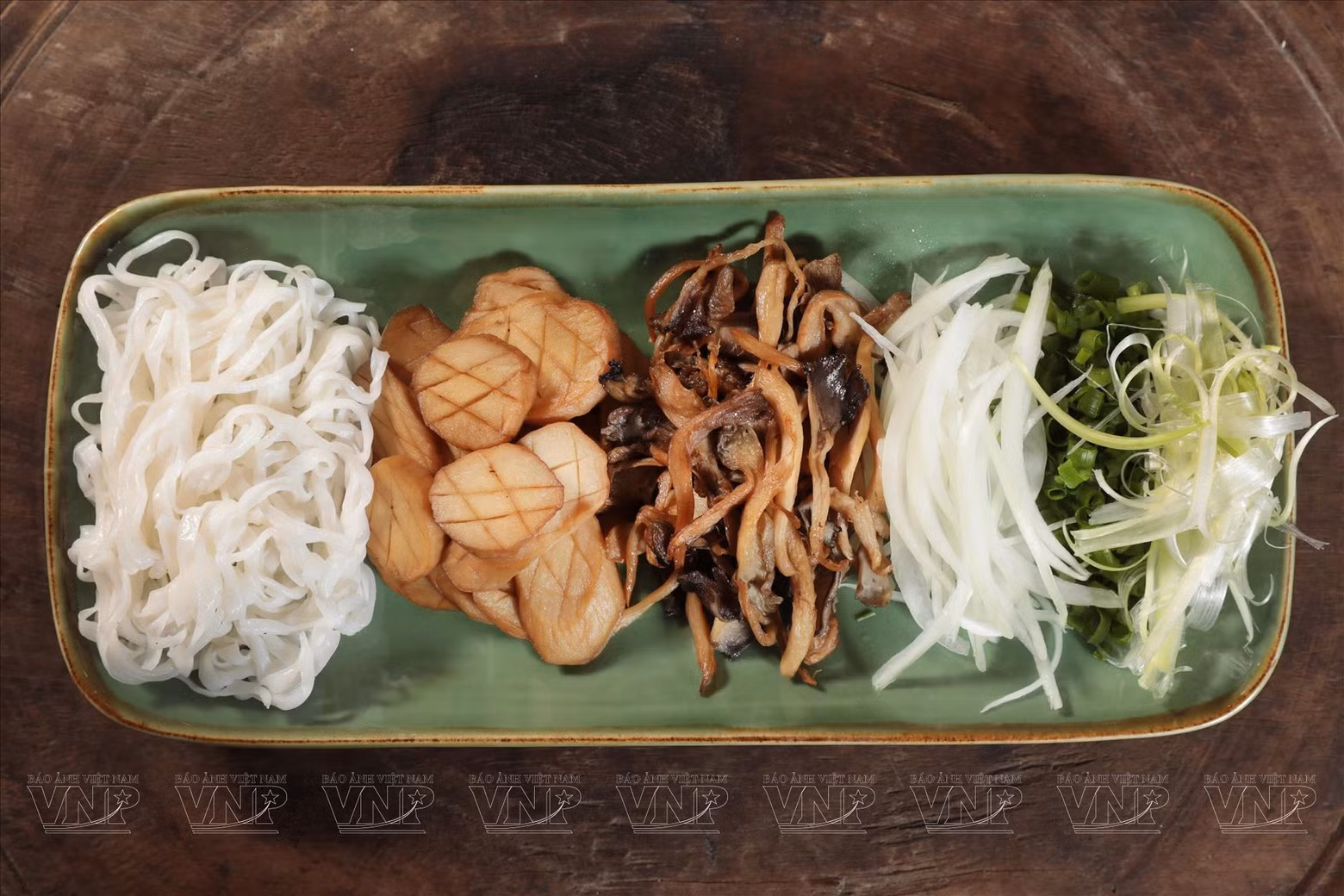 米粉、洋葱和蘑菇等配料都是预先煮熟的。（图片来源：越南画报）